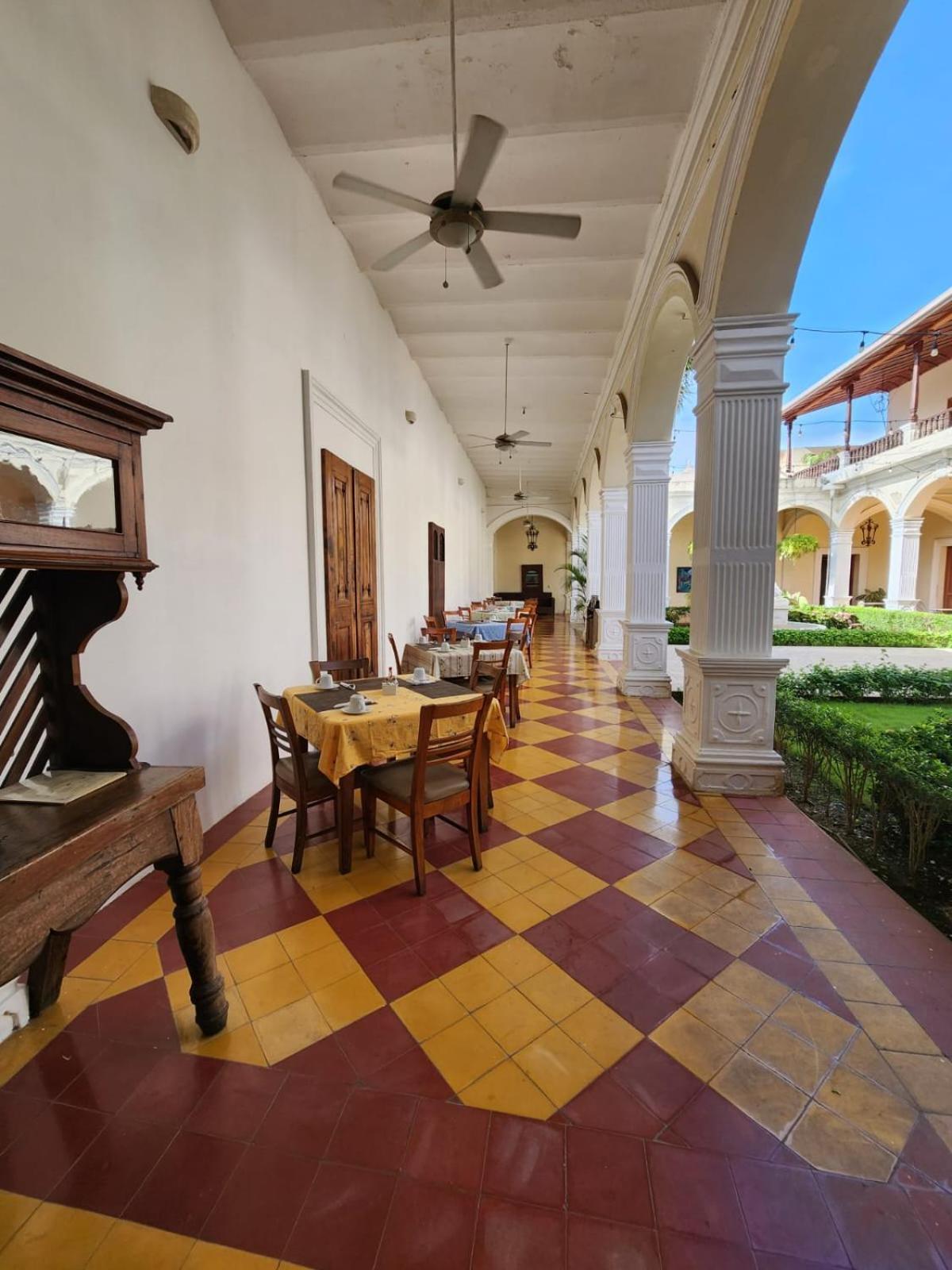 Hotel La Perla Леон Экстерьер фото